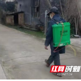 抗疫一线 老党员在村里义务消毒