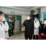 让党旗在防控疫情斗争第一线高高飘扬