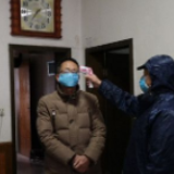 走村串户 村医守住一线最薄弱环节