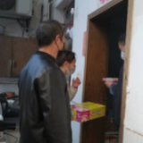 温情一幕！返乡居民自我隔离在家 社区干部将油米蔬菜送上门