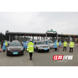 逢车必测！常宁交警全力投入防控第一线