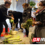 长沙一饭店延期营业 价值八千元储备蔬菜免费送居民