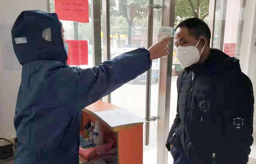 连日来，武冈市各单位、社区、小区、院落组织人手对进出人群测试体温。