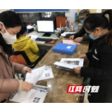父亲病故强忍悲伤坚守一线 她的身影让人泪目