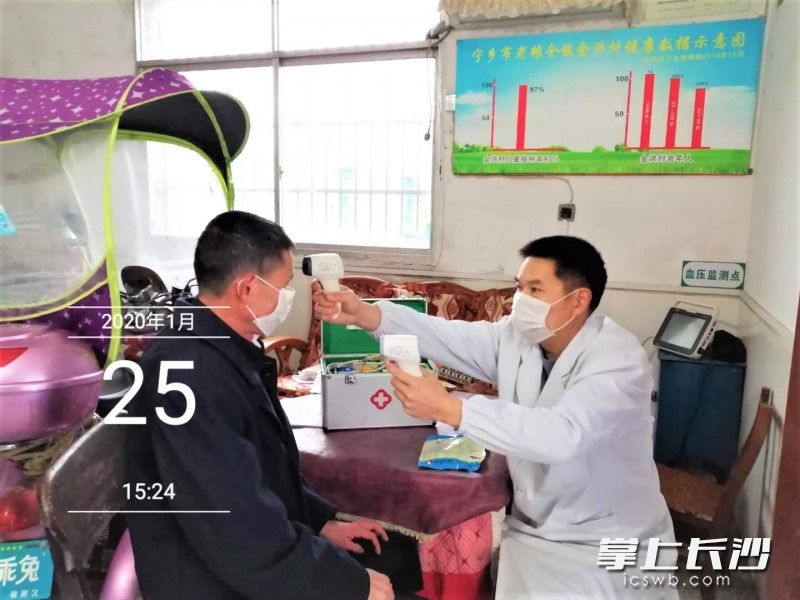周白龙给村民测体温。受访者供图