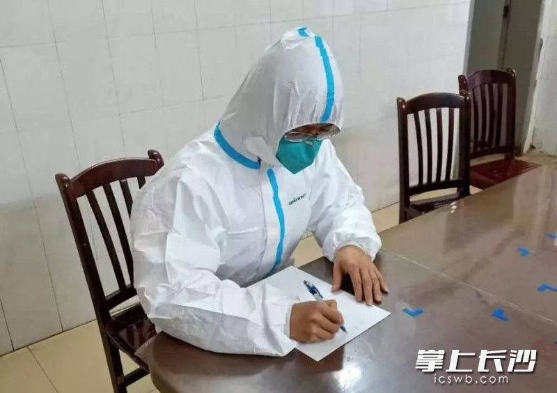 赵军医生在查房间隙写入党申请书。浏阳市人民医院供图 赵军医生在查房间隙写入党申请书。浏阳市人民医院供图