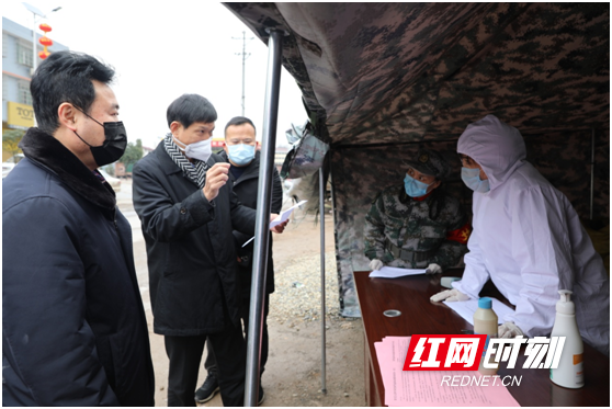抗疫在基层辰溪县县委书记深入潭湾镇督查疫情防控工作