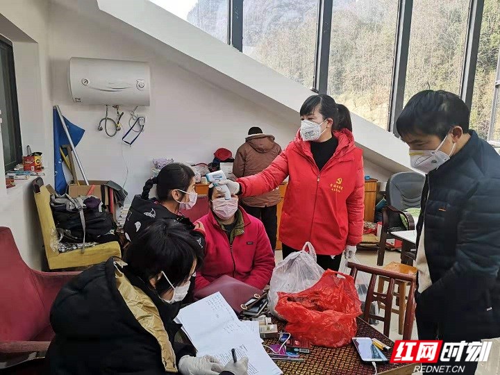 党员入户测试体温_副本.jpg