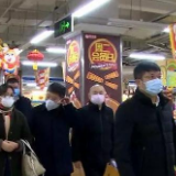 肖义督查超市生活必需品供给情况