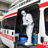 急救中心医生：我一人与病人接触，你们就别下车了