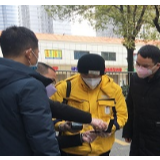 救急燃气送上门 隔“疫”不隔爱