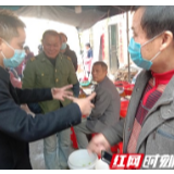 江华：瑶胞张贴告知书 彰显村民抗“疫”心