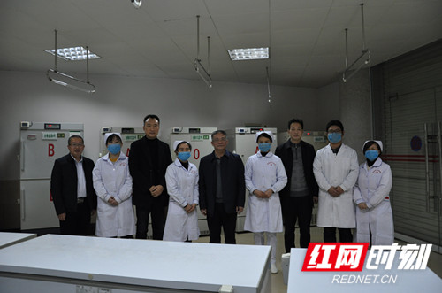 市领导与市中心血站的医务工作者亲切合影.JPG