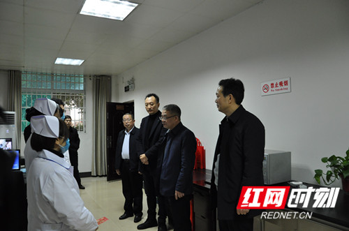 市政府副市长赵应良（右2）、市政府副秘书长杨建军（右3）市卫健委党组书记、主任罗琳（右1）到市中心血站看望慰问一线工作人员.JPG