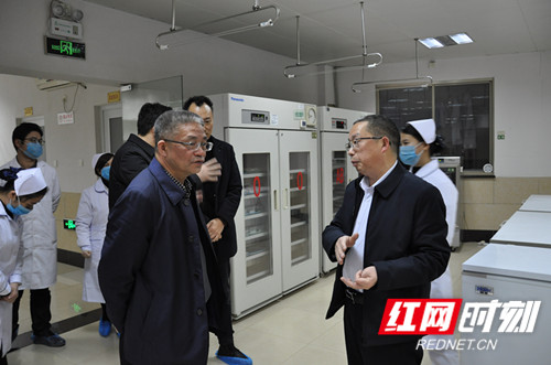 市政府副市长赵应良听取市中心血站书记、站长王良华的工作情况报告.JPG
