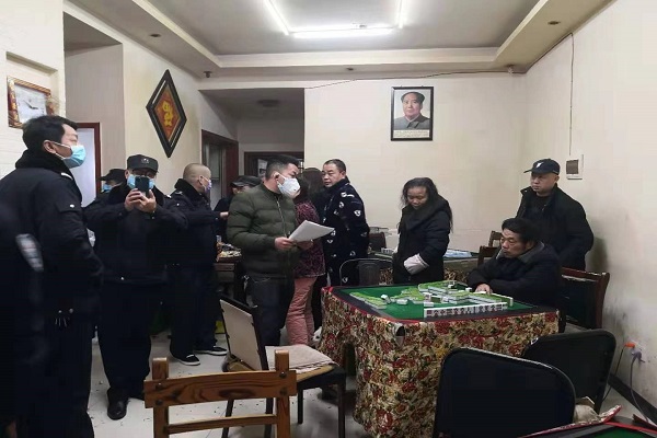 工作人员巡查现场.jpg 工作人员巡查现场.jpg