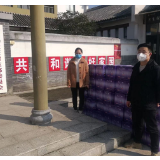 疫情防控一线 党旗更红党徽更亮