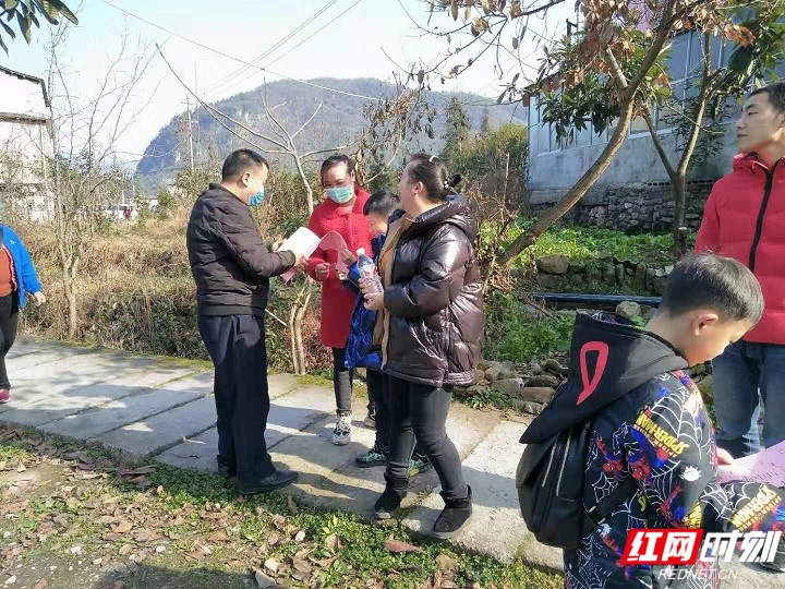 武陵源索溪峪街道新时代文明实践志愿者疫防宣传在行动