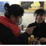 一个电话，“红色邻里帮”党员志愿者就上门服务