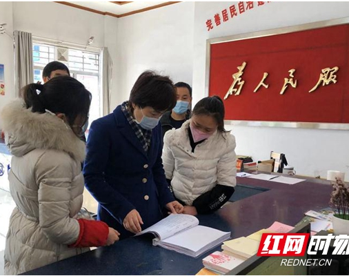 李爱武深入火车站、社区、农集贸市场等地暗访督查流动人口检测和疫情防控工作