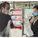 热心居民送来爱心口罩， 解社区燃眉之急