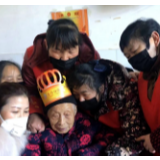 封闭的老年公寓里 长沙95岁老人举办视频生日会
