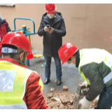 社区抢修水管 保障抗疫期间居民用水