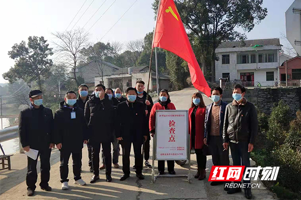 红网时刻益阳1月30日讯（通讯员 潘倩莹 记者 钟浩）连日来，益阳东部新区鱼形山街道、村（社区）两级400多名党员志愿者日夜坚守，不忘初心和使命，始终冲在新型冠状病毒感染的肺炎疫情防控第一线，充分发挥了党组织的战斗堡垒作用和党员的先锋模范作用。