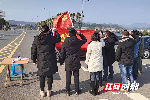 东部新区鱼形湖社区党旗下宣誓。