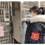 芙蓉区白沙湾社区志愿者为隔离人员送菜上门