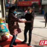 新邵县市场监管局向超市发放口罩、消毒水