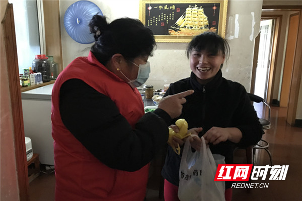 志愿者为残疾人家庭送口罩、消毒水等物资_副本.jpg 志愿者为残疾人家庭送口罩、消毒水等物资_副本.jpg