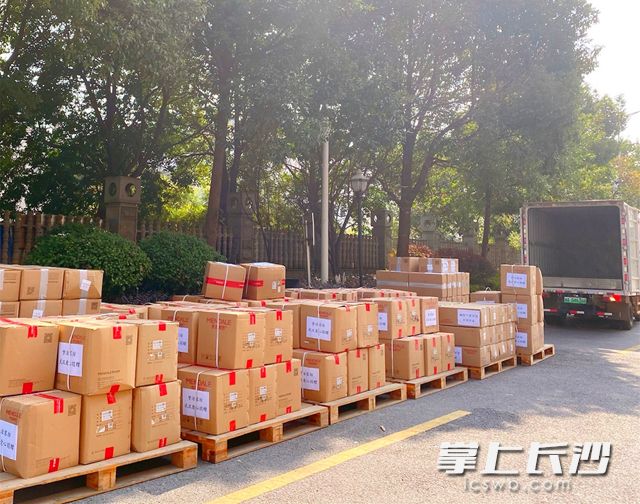 1月28日，梦洁家纺向武汉市第四医院紧急捐赠价值131万元的3300套床单被套，于29日上午完成装车。通讯员 供图
