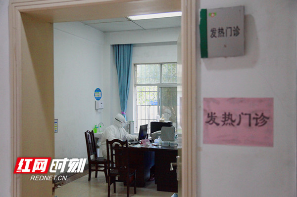 全副武装的发热门诊24小时专人值守。_副本.jpg 全副武装的发热门诊24小时专人值守。_副本.jpg