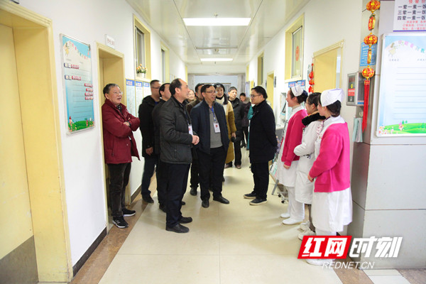 2医院班子成员带领职能部门负责人走访科室_副本.jpg 2医院班子成员带领职能部门负责人走访科室_副本.jpg