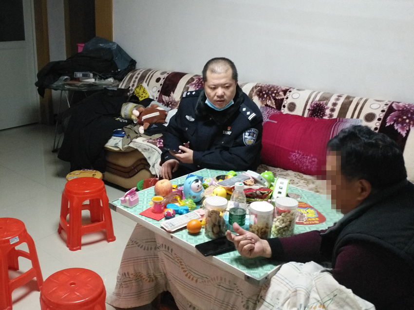 刘睿向老人介绍防护知识，要其放松心情.jpg