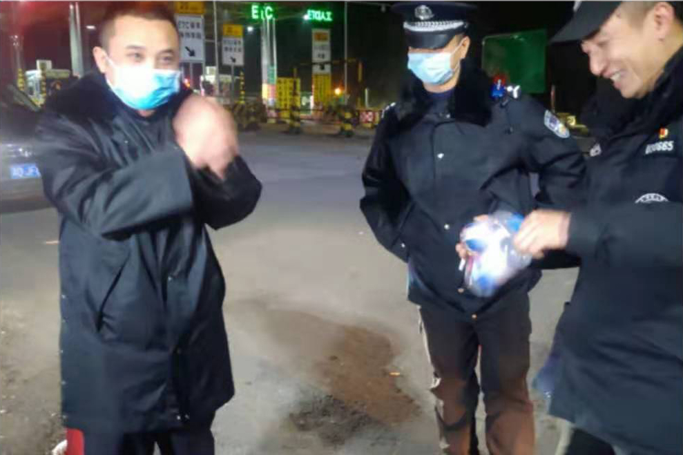 执勤民警表示感谢.jpg