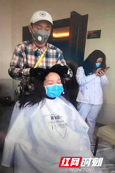 驰援黄冈①丨湖南医疗队的姑娘们剪去了心爱的长发,帅!