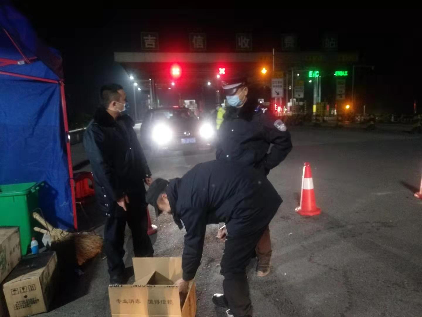 将捐赠物资送到执勤民警手中.jpg