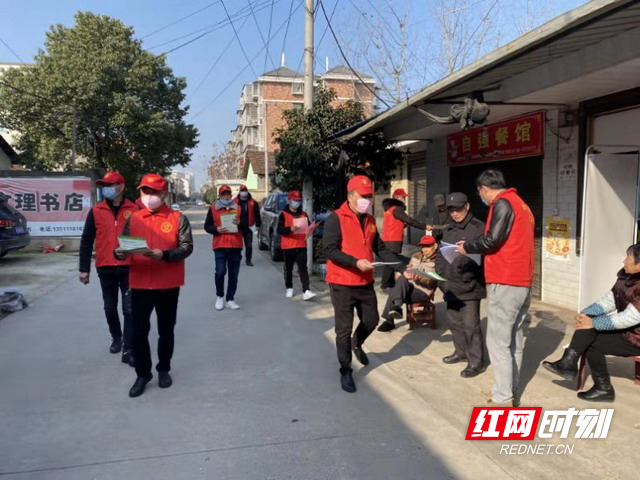 志愿者入户宣传.jpg