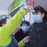 攸县多家超市产品丰富供应充足 市民佩戴口罩购物