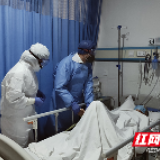 这群人10小时“贴身”守护高度疑似危重患者