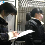 党旗飘扬齐战“疫”  居民安心有保障