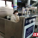 坚守疫情第一线 护航春运回家路