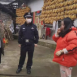举报父亲聚众打牌，为大义灭亲的“硬核”女孩点赞