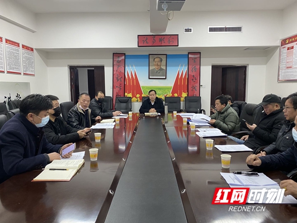 1月26日，怀化市供销合作社召开专题会议传达中央、省委、市委会议精神，对新型冠状病毒疫情防控工作进行再研究、再动员、再落实。市社党组书记、理事会主任曾祥元主持会议，党组成员、监事会主任符健，市商业供销学校党委书记石修武，市纪委监委派驻市商务局纪检监察组长谭庆津、副组长蒋柏林及6个社有企业负责人参加了会议。