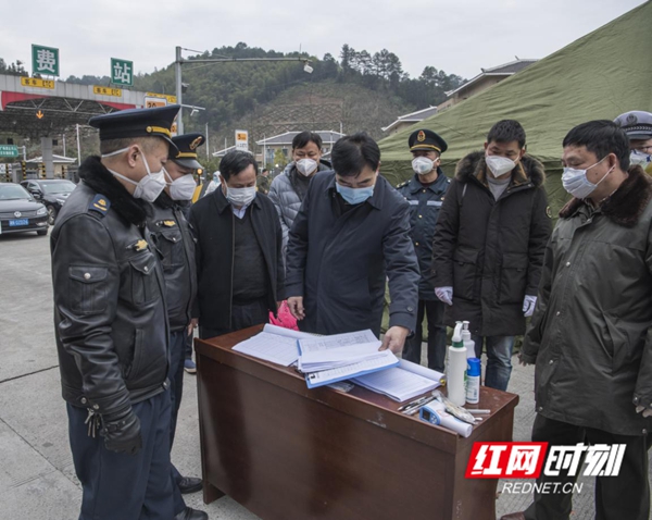 市供销社党组书记、理事会主任曾祥元在市委常委、市政法委书记蒲学联带领下督查通道疫情防控工作。