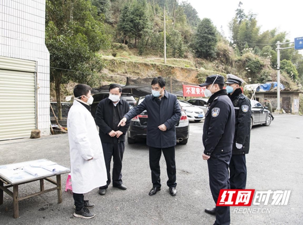 蒲学联、曾祥元在甘溪乡边检站督导疫情防控工作。