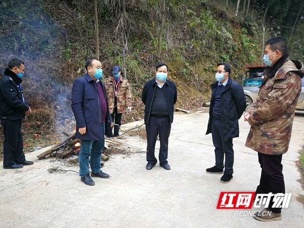 27日，在部署检查完市直系统疫情防治工作后，怀化市供销社党组书记、理事会主任曾祥元，党组副书记、理事会副主任舒易喜紧急赶往市供销社扶贫帮扶点会同县金竹镇老团村，实地指导疫情防控工作。