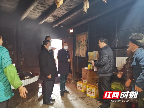 市供销社党组副书记、理事会副主任舒易喜于1月30日再次带队赴贫困户家中进行防疫宣传。